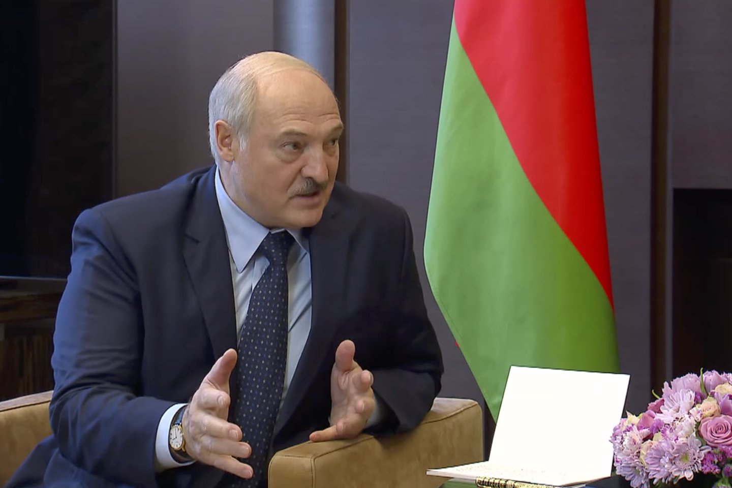 Baltarusijos buvusios kandidatės į prezidentus Sviatlanos Cichanouskajos bendražygiai trečiadienį pareiškė paprašę Tarptautinio Baudžiamojo Teismo (TBT) iškelti bylą autokratui Aliaksandrui Lukašenkai „už nusikaltimus žmonijai“.<br>AP/Scanpix nuotr.