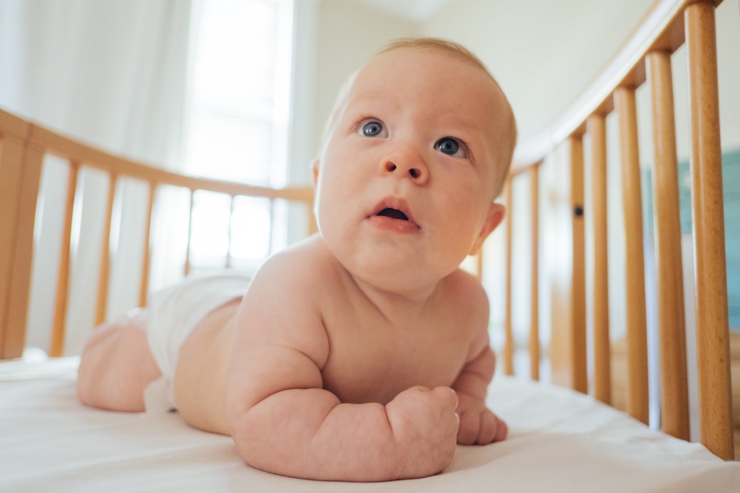 Dažnai tėvai daro klaidas, kuomet jie bando traukti vadinamuosius sparnelius prie kūdikio kojyčių, kad jie nespaustų arba uždėti dar laisviau.<br>„Unsplash“ nuotr.
