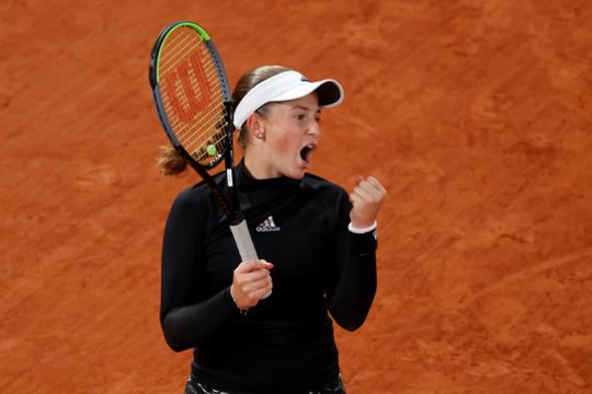 Latvė J. Ostapenko Prancūzijoje eliminavo 4-ąją pasaulio raketę