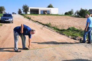 Išvydę, kaip klojamas asfaltas, plungiškiai griebėsi už galvų: kviečia atvykti pažiūrėti ir kitus