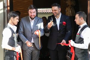 Ištvanas Kvikas atvėrė romų restorano duris: paauksuoti cepelinai, kepti ežiai ir jaunos moterys