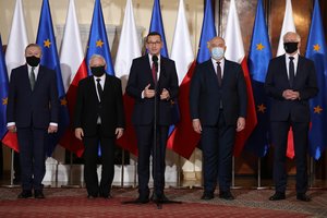 Lenkija šoke: švietimo ministru skiriamas kunigo „sūnus“, pasisakantis už fizines bausmes vaikams