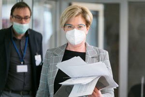 Krūvio neatlaikę darbuotojai palieka NVSC: paskelbė, kokį atlygį siūlo