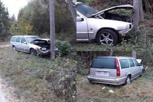 Vilniuje į stulpą įvažiavęs vairuotojas spruko palikęs automobilį