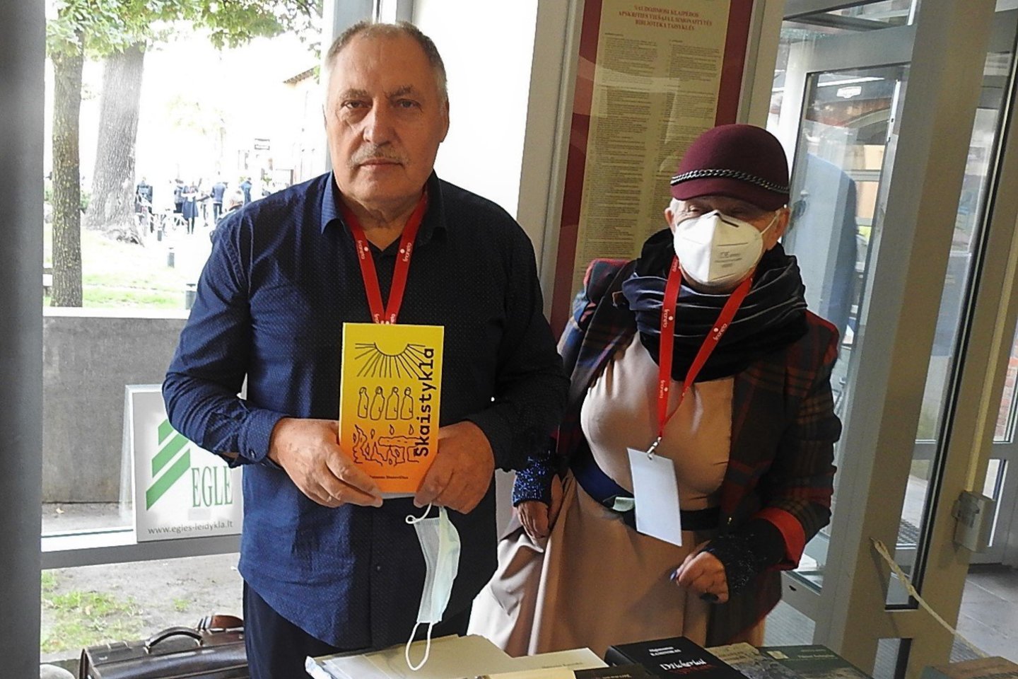 "Eglės" leidyklos vadovas A.Stanevičius pristato savo naują poezijos knygą "Skaistykla".<br> G.Pilaičio nuotr.