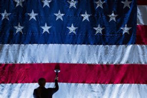 Niūrios J. Bideno ir D. Trumpo kalbos nutildė juoką per tradicinį labdaros renginį