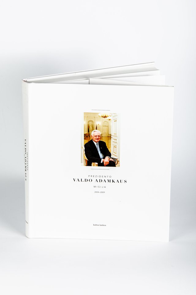 Fotografijų knyga „Prezidento Valdo Adamkaus misija 2004-2009“, skiriama Valdo Adamkaus antrajai kadencijai pažymėti su pačio Prezidento dedikacija „Jaunimo linijos“ veiklą parėmusiam pirkėjui.<br>Asmeninio albumo nuotr.