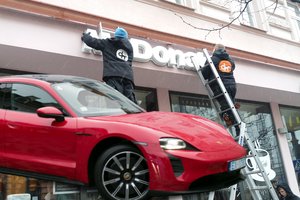 Pareigūnai sulaikė skriejusį „Porsche“ ir apstulbo – štai kas jį ir kur vairavo   