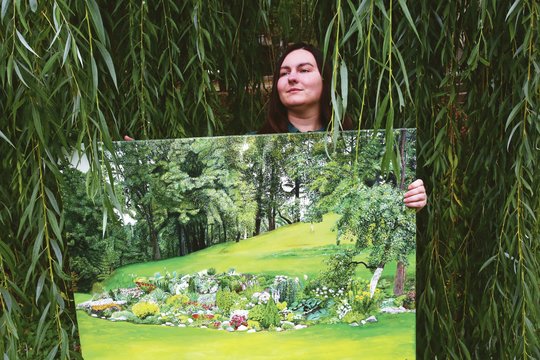 Močiutės sodyboje žydinčių augalų grožį įamžino savitai – nutapė dantų krapštukais