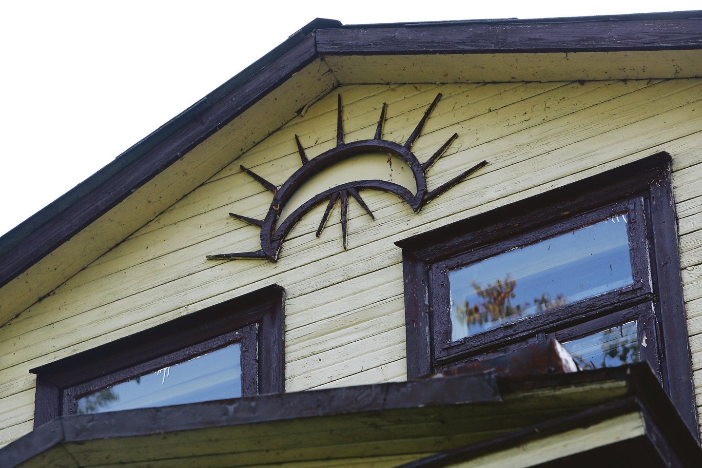 Panemunėje, A.Smetonos alėjoje, ant 81-uoju numeriu pažymėto dviejų aukštų medinio namo galima pamatyti pusmėnulį su spinduliais.