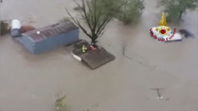 Potvyniai Italijoje: straigtasparnis žmones gelbėjo nuo stogų
