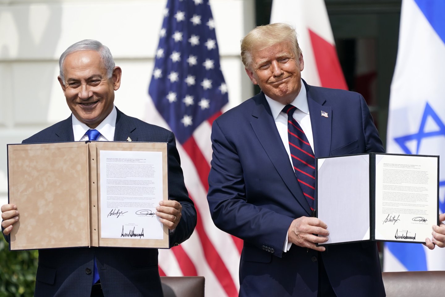  Vašingtone buvo pasirašyti istoriniai santykių normalizavimo susitarimai tarp Izraelio ir Jungtinių Arabų Emyratų bei Bahreino. Palestiniečiai tai palaikė išdavyste ir pradėjo deginti Izraelio vėliavas.<br> ZUMA Press/Scanpix nuotr.