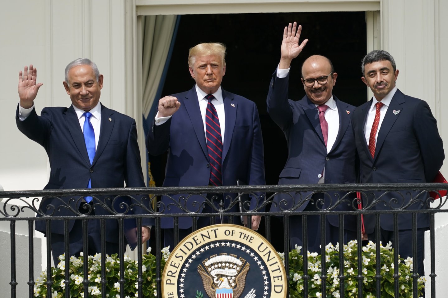  Vašingtone buvo pasirašyti istoriniai santykių normalizavimo susitarimai tarp Izraelio ir Jungtinių Arabų Emyratų bei Bahreino. Palestiniečiai tai palaikė išdavyste ir pradėjo deginti Izraelio vėliavas.<br> ZUMA Press/Scanpix nuotr.