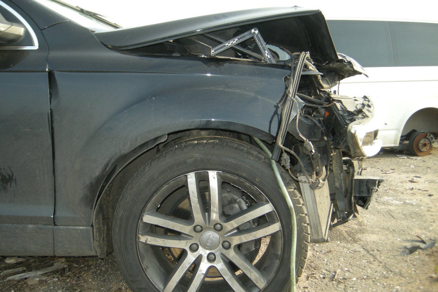 Valstybiniai ekspertai nustatė, kad šios „Audi“ deformacijos gylis po avarijos – vos 4 centimetrai.<br> lrytas.lt archyvo nuotr.