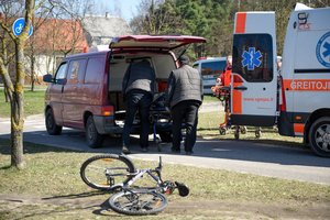 Dviratininkę numušusiam vairuotojui labiau rūpėjo automobilis nei mirštanti mergina