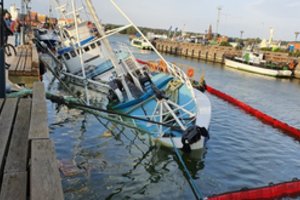 Danės upėje skęsta istorinis žvejybinis laivas