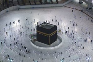 Saudo Arabijai švelninant apribojimus, į Meką grįžta piligrimai