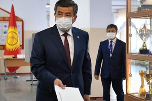 Rinkėjų aktyvumas Kirgizijos parlamento rinkimuose – 56,2 proc., pirmos valdžios partijos