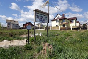 Nuosavo namo kaimynai: jei neįmanoma su jais susitarti gražiuoju, kokie įrankiai lieka?