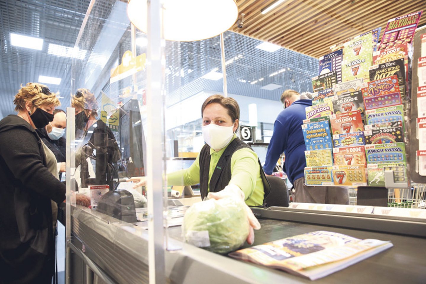 Prieš pirkdami rauginti skirtus kopūstus pirkėjai žvilgteli ir į Mėnulio kalendorių.<br>R.Danisevičiaus nuotr.