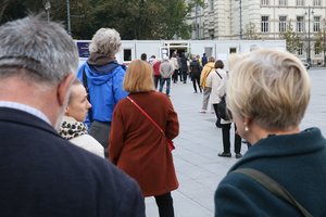Seimo rinkimų pradžią paženklino Vilniuje nutįsusi žmonių eilutė: kaip šiemet viskas atrodo