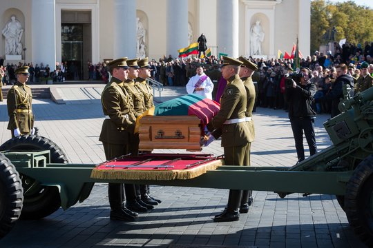 2018 m. Vilniaus Antakalnio kapinėse perlaidoti partizanų vado Adolfo Ramanausko-Vanago palaikai.<br>LR nuotr.