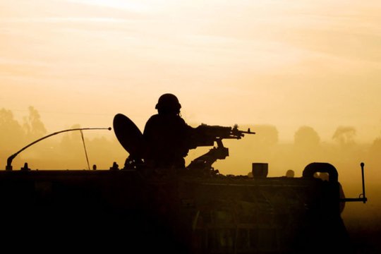 2001 m. daugiausia JAV atstovaujamos NATO karinės pajėgos, atsakydamos į Rugsėjo 11-osios išpuolius, aviacijos smūgiais pradėjo įsiveržimą į Afganistaną. Per sausumos operacijas, kuriose dalyvavo apie 3000 NATO karių, lapkritį užėmė Kabulą, gruodį – Kandaharą ir nuvertė Talibano režimą.<br>123rf