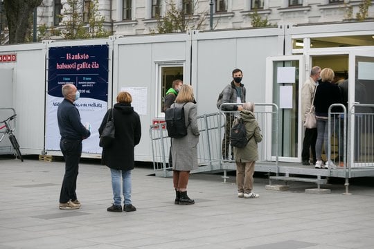  Išankstinis balsavimas Lukiškių aikštėje Vilniuje.<br> T.Bauro nuotr.