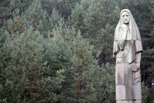 2006 m. mirė vienas žymiausių lietuvių skulptorių Gediminas Jokūbonis (79 m.). Žymiausios skulptūros – „Motina“ Pirčiupiuose (nuotr.), Kipro Petrausko ir Adomo Mickevičiaus paminklai Vilniuje.<br>V.Balkūno nuotr.