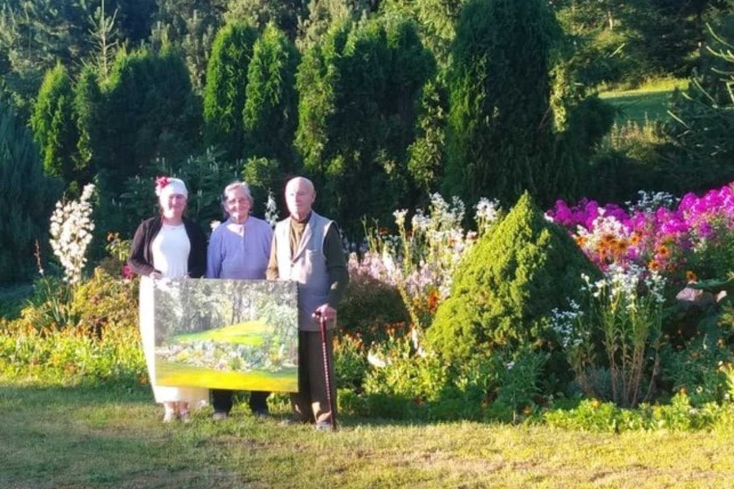 Paveiksle atkurdama senelių (nuotraukoje) sodybos grožybes I.Dauskurdaitė sunaudojo kelis šimtus dantų krapštukų.<br> Nuotr. iš asmeninio albumo.