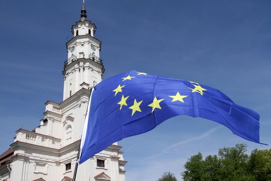 2002 m. Europos Komisija rekomendavo Europos Sąjungos šalims pritarti Lietuvos ir dar devynių kandidačių priėmimui į Europos Sąjungą.<br>M.Patašiaus nuotr.