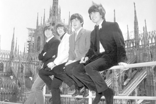 1940 m. gimė anglų roko dainininkas, dainų autorius ir atlikėjas, grupės „The Beatles“ vienas įkūrėjų ir lyderis Johnas Lennonas (kairėje). Nušautas 1980 m.<br>123rf