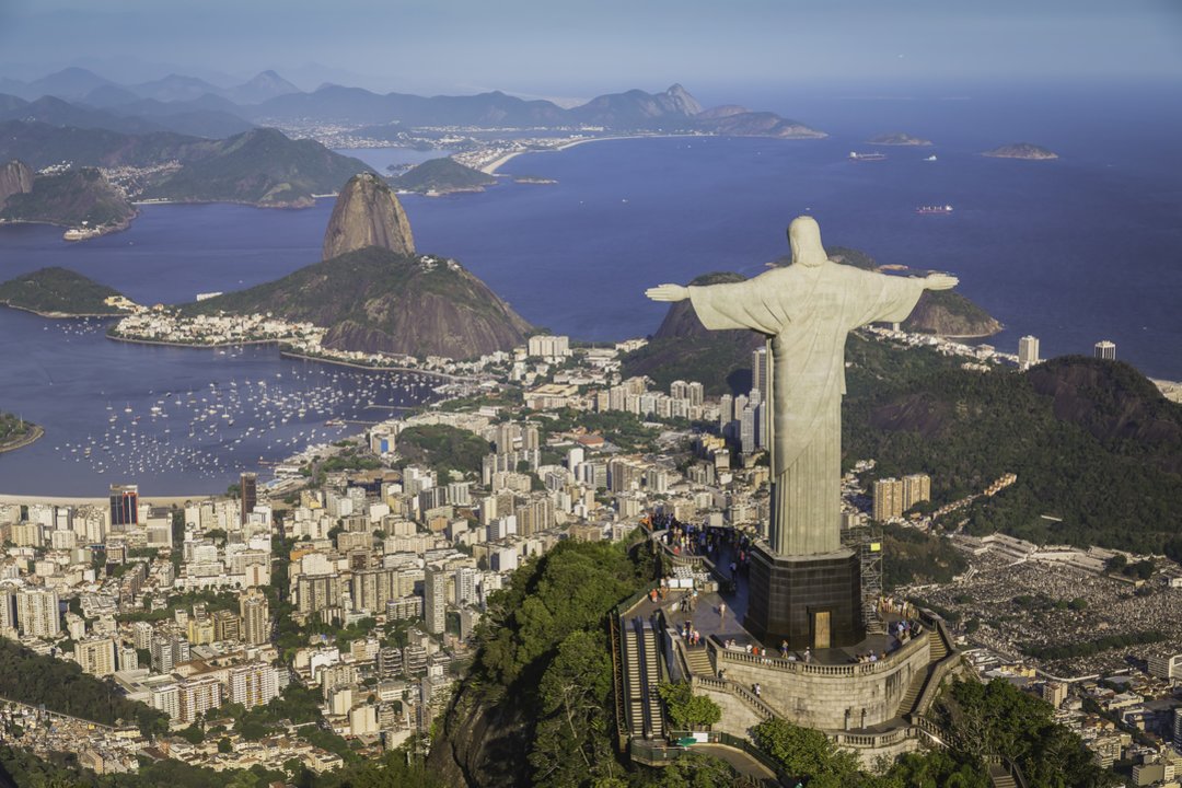 1931 m. Brazilijos mieste Rio de Žaneire pašventinta ant Korkovado kalno pastatyta 38 m aukščio Kristaus Atpirkėjo statula, tapusi miesto simboliu.<br>123rf