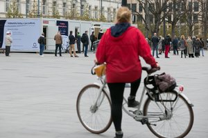 Tęsiasi išankstinis balsavimas Seimo rinkimuose, Vilniuje norima leisti balsuoti mašinose