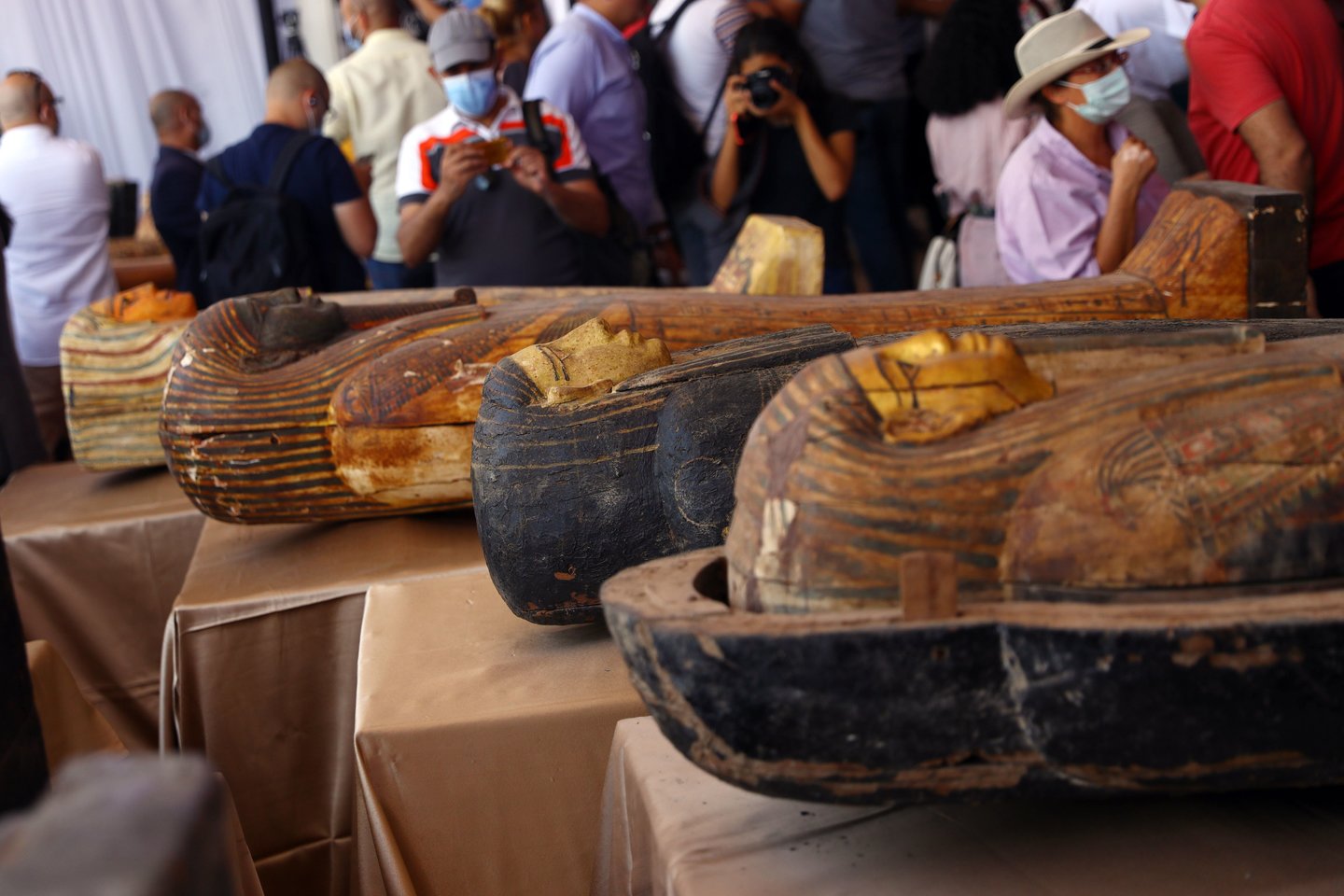  Egipto archeologai šeštadienį pristatė per pastarąsias savaites rastus 59 gerai išsilaikiusius ir sandariai uždarytus medinius karstus, kuriems daugiau nei 2500 metų.<br>Imago / Zuma press / Sipa Press / Scanpix nuotr.