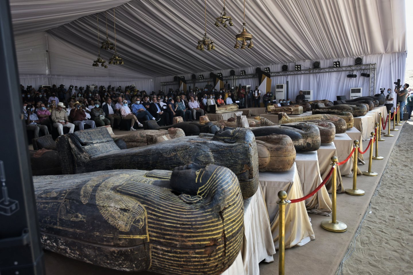  Egipto archeologai šeštadienį pristatė per pastarąsias savaites rastus 59 gerai išsilaikiusius ir sandariai uždarytus medinius karstus, kuriems daugiau nei 2500 metų.<br>Imago / Zuma press / Sipa Press / Scanpix nuotr.