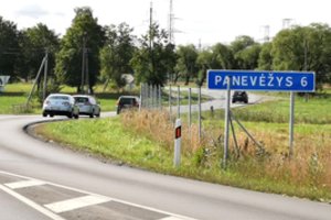 Kuo labiau artėji, tuo labiau tolsta: kelio ženklai prie Panevėžio prajuokina iki ašarų