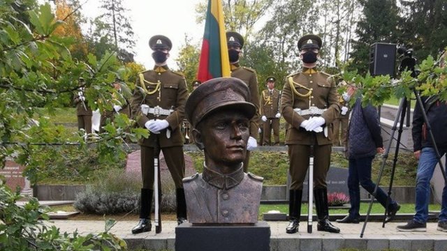 Antakalnio kapinėse atidengtas paminklas partizanų vadui A. Ramanauskui-Vanagui