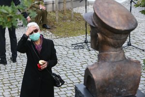 Antakalnio kapinėse atidengtas paminklas partizanų vadui A. Ramanauskui-Vanagui