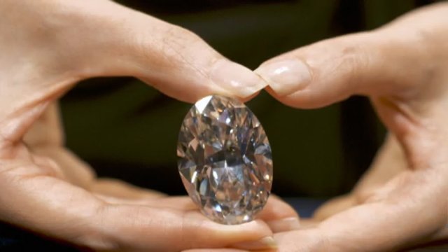Parduotas retas 102 karatų deimantas: kolekcininkas nupirko už 13,3 mln. eurų