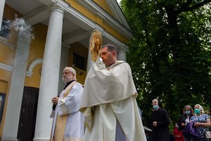 Šokiruojantis kunigų konfliktas – mušėsi, spjaudėsi, purškė ašarines dujas