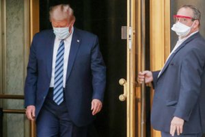 D. Trumpas po hospitalizacijos vėl palygino COVID-19 su gripu