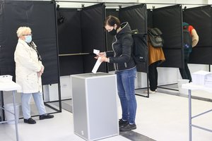 „Baltosios pirštinės“: per dvi pirmąsias išankstinio balsavimo dienas – 48 pranešimai apie galimus rinkimų teisės pažeidimus