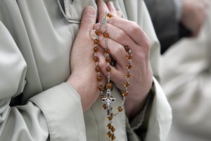 Tyrime dėl vaikų pornografijos – netikėtos detalės: kunigas medžiaga dalinosi su kitu Lietuvos dvasininku