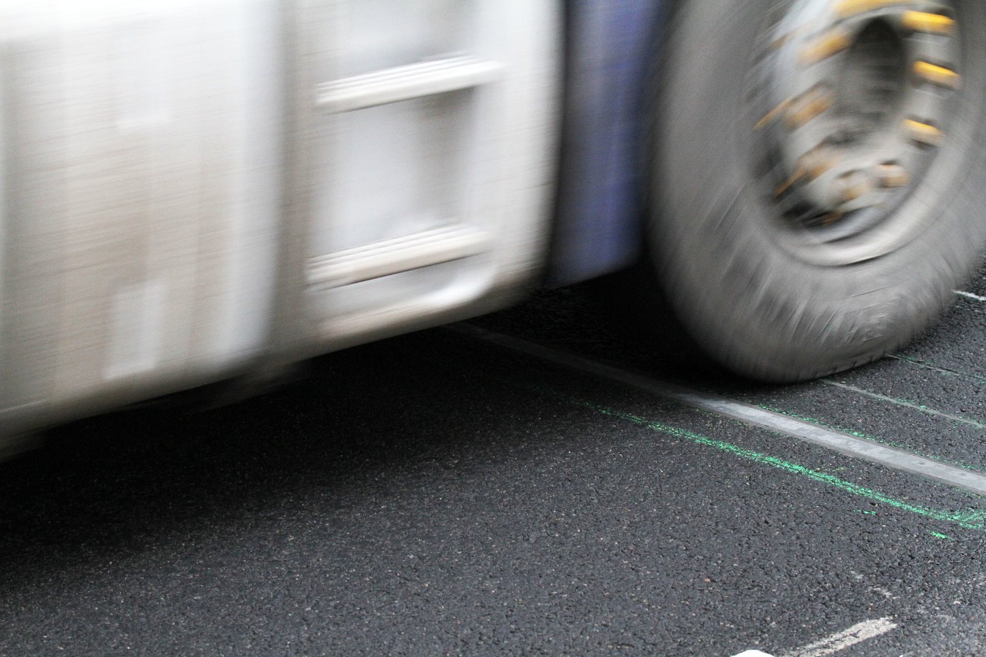 Moderni kamera fotografavo automobilius be techninės apžiūros, be privalomojo civilinio draudimo ir fiksavo greitį.<br>M.Patašiaus nuotr.