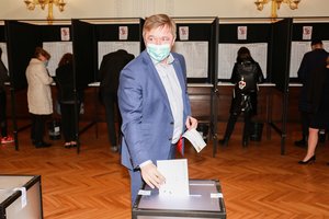 Balso atiduoti atėjęs R. Karbauskis atsiprašė už savo elgesį per praėjusius ketverius metus