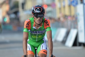 Po neatsargaus sraigtasparnio manevro – skaudus dviratinko griuvimas „Giro d'Italia“ lenktynėse