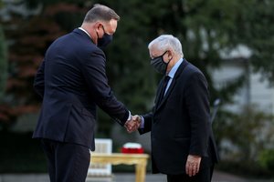 Keistas J. Kaczynskio elgesys per vyriausybės prisaikdinimą: valdžioje – „šizofreniška situacija“?