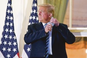 Gydomas keliais skirtingais būdais D. Trumpas vis dar neigia koronaviruso pavojų