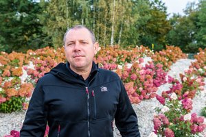 Vyro auginamos želdinių karalienės abejingų nepalieka – tiesiog Kakūnų kaimo pažiba